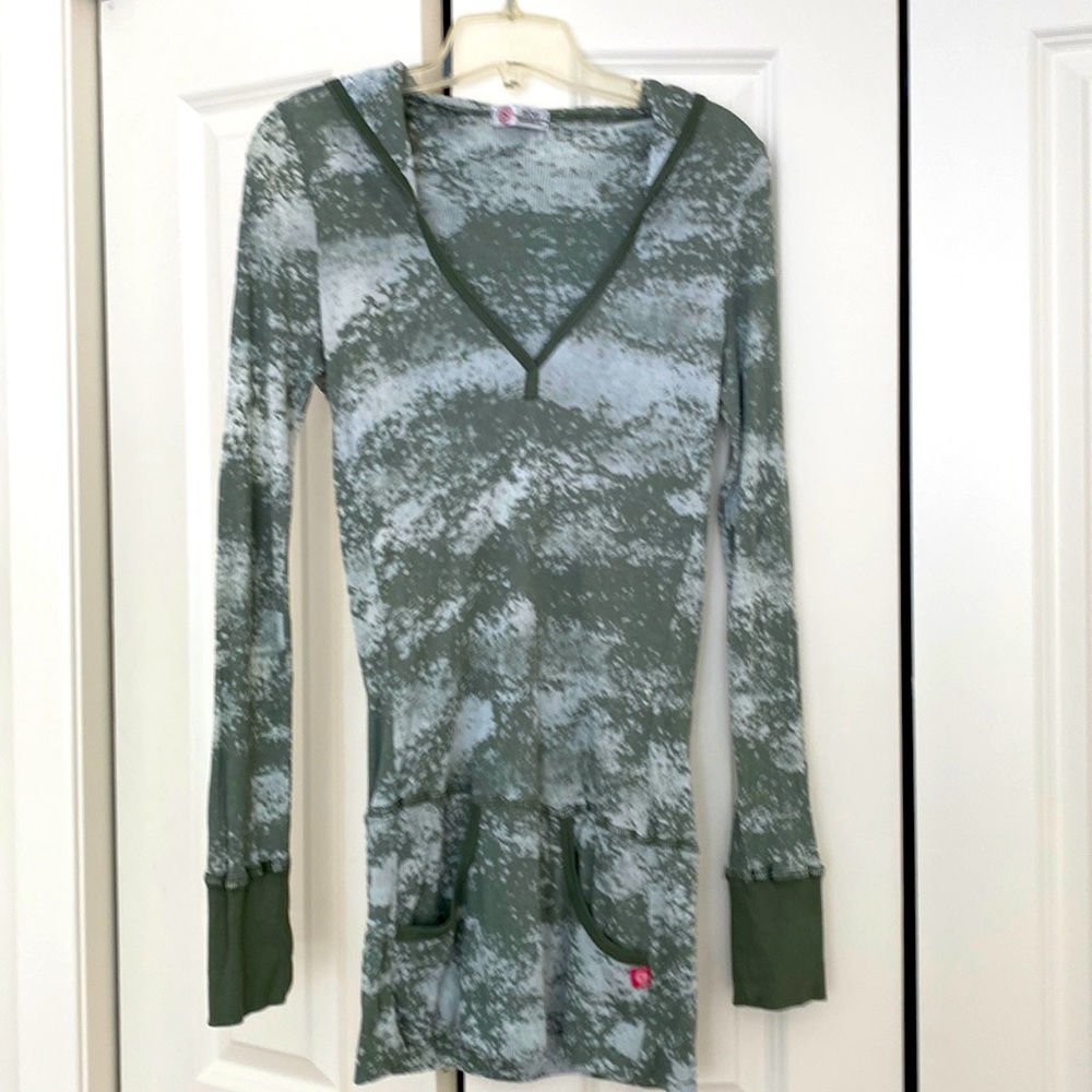 XCVI L/S hooded top. Lightweight lightly sheer. Great layered/alone. good cond.